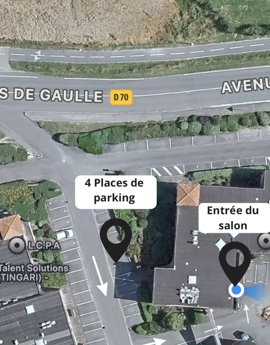 Plan d'acces : quatre places de parking le long du batiment, entree du salon sur le cote est