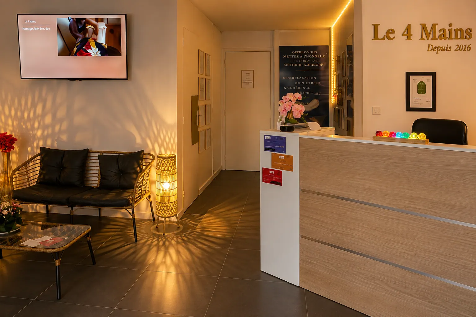 L'accueil du salon : banquette, comptoir et lumière tamisée